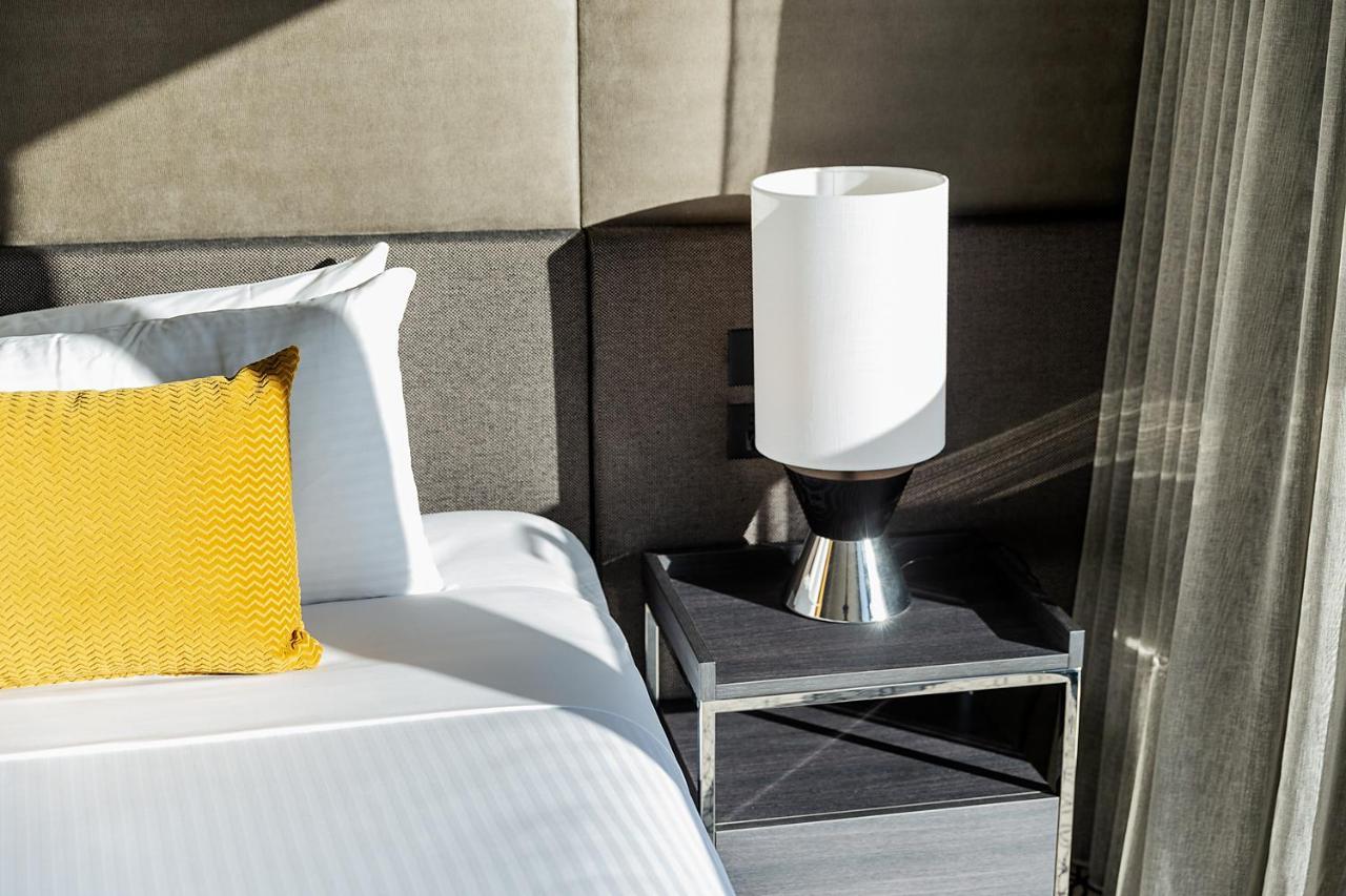 Fraser Suites Sydney Zewnętrze zdjęcie A lamp on a bedside table