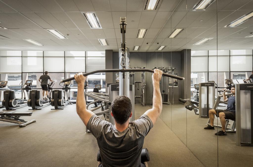 Fraser Suites Sydney Zewnętrze zdjęcie A man using a pull-up bar